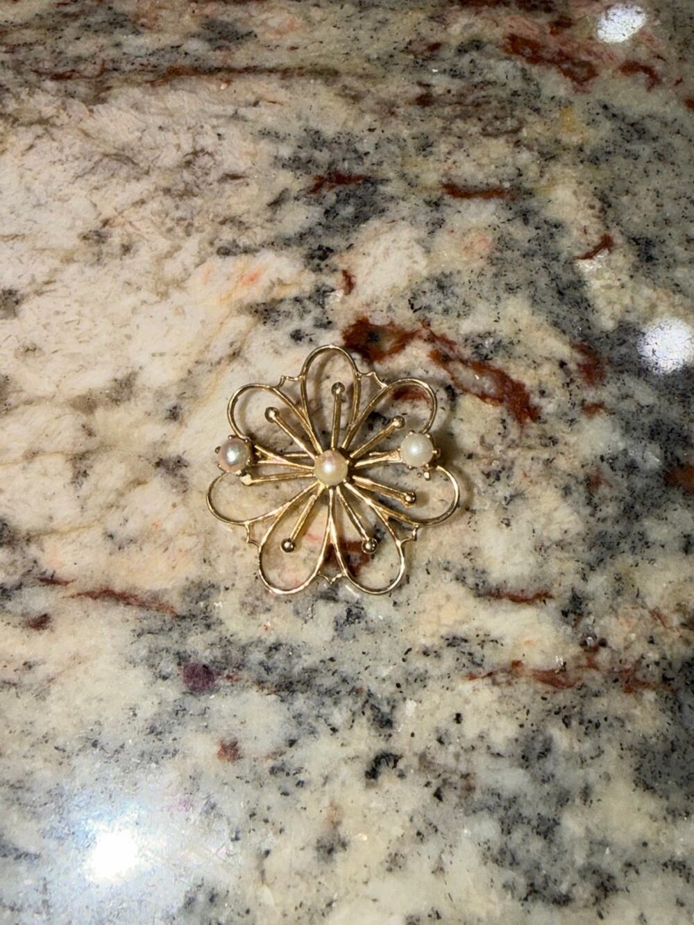 Vintage Gold Tone Pearl Flower Brooch